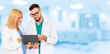 Doktorlar iş arkadaşlarıyla hastanede çalışıyorlar..