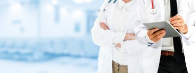 Doktor diğer doktorlar ile hastanede çalışıyor.