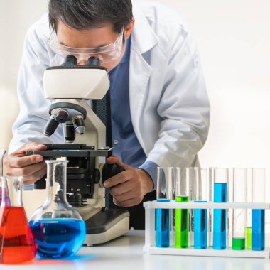 İlaç laboratuvarında çalışan bilim adamı.