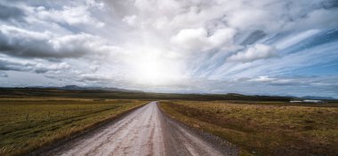 Kırsal manzara ile boş toprak yol.