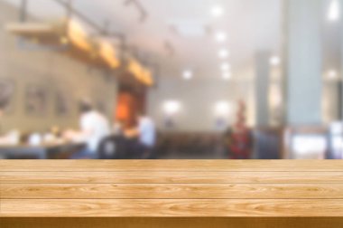 Modern restoranın bulanık arka planda ahşap masa