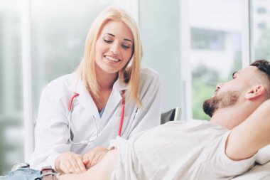 Kadın Doktor ve Erkek Hasta Hastane Ofisinde