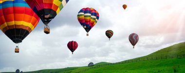 Gökyüzünde Doğa manzara sıcak hava balonları festivali.