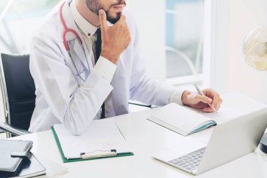 Doktor dizüstü bilgisayar hastanesinde çalışıyor.