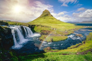 İzlanda 'da Kirkjufell Dağı manzarası.