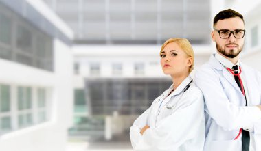 Doktorlar iş arkadaşlarıyla hastanede çalışıyorlar..