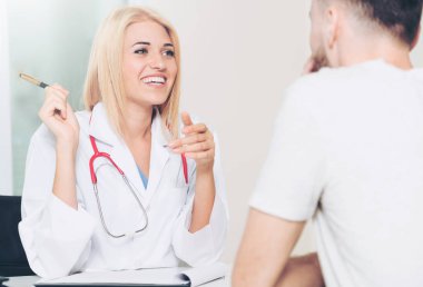 Kadın Doktor ve Erkek Hasta Hastane Ofisinde