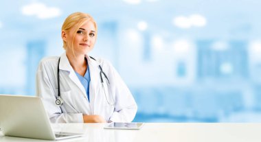 Hastanede dizüstü bilgisayar kullanan bir doktor..