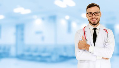 Hastanede çalışan genç erkek doktor..
