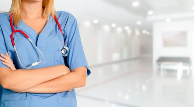 Hastane ofisinde çalışan kadın doktor..
