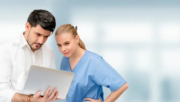 Médicos en el hospital trabajando con otro médico . — Foto de Stock