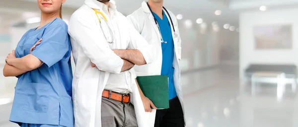 他の医師と病院で働く医師. — ストック写真