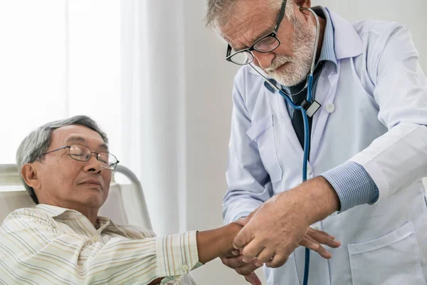 Médico maduro y paciente sénior en la sala de hospital . — Foto de Stock