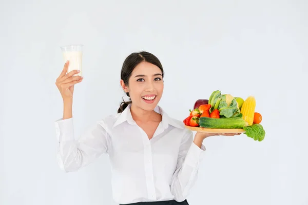 Mulher nutricionista apresentando alimentação saudável . — Fotografia de Stock