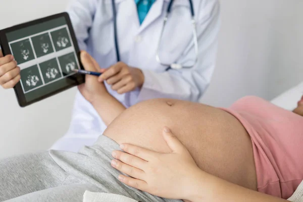 Terhes nő és nőgyógyász orvos a kórházban — Stock Fotó