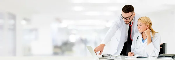 Artsen werken met laptop computer in het ziekenhuis. — Stockfoto