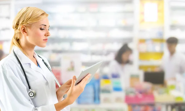 Farmacéutico que usa tableta en farmacia . — Foto de Stock