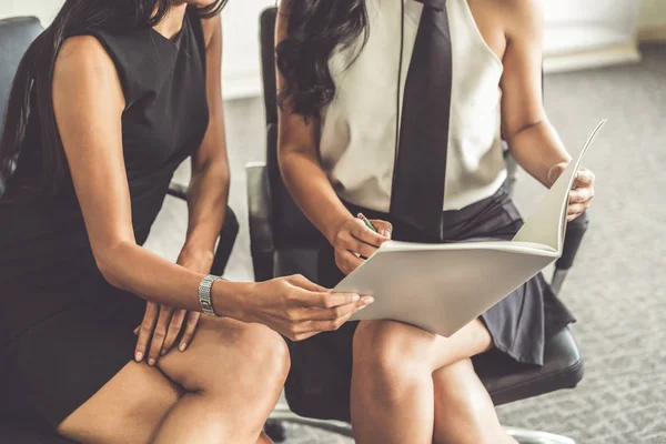 Twee zakenvrouwen discussiëren over zaken in functie. — Stockfoto