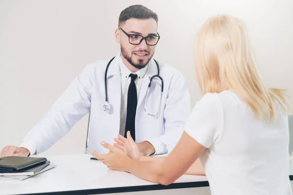 Médico y paciente femenino en el consultorio del hospital — Foto de Stock