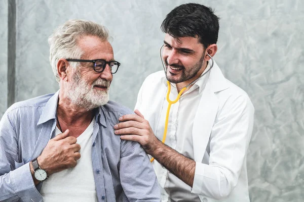 Médico de consulta de paciente sênior no hospital . — Fotografia de Stock