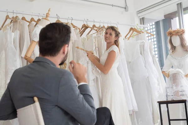 Noiva noivo em vestido de noiva na cerimônia de casamento . — Fotografia de Stock