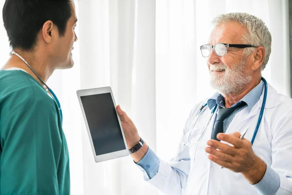 Médicos que trabajan con tableta en el hospital . — Foto de Stock