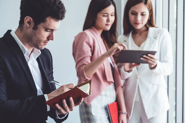 Empresario leyendo libro en oficina de negocios . — Foto de Stock