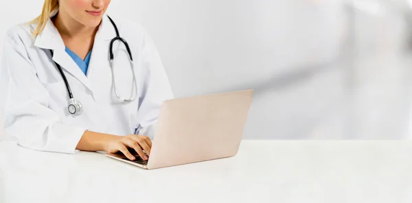 Doctor usando computadora portátil en el hospital. —  Fotos de Stock