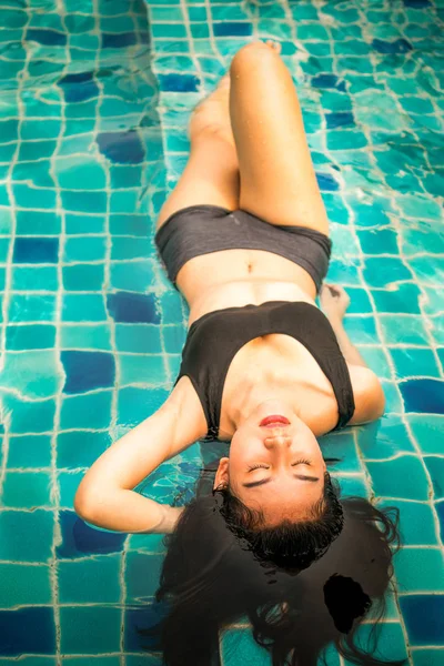 Женщина у бассейна летом в роскошном курорте . — стоковое фото