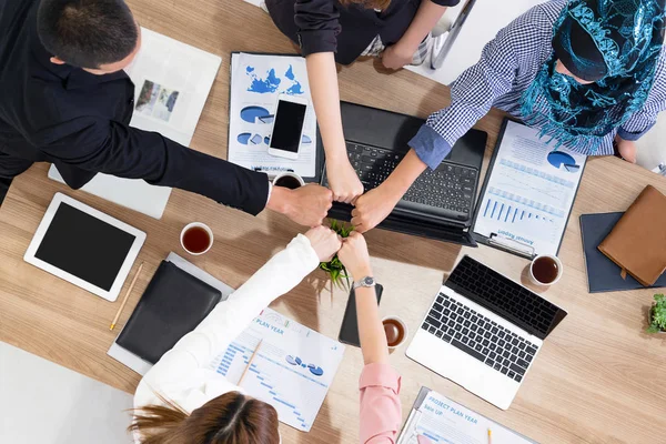 Teamwork-Geschäftsleute schließen sich bei Treffen zusammen. — Stockfoto