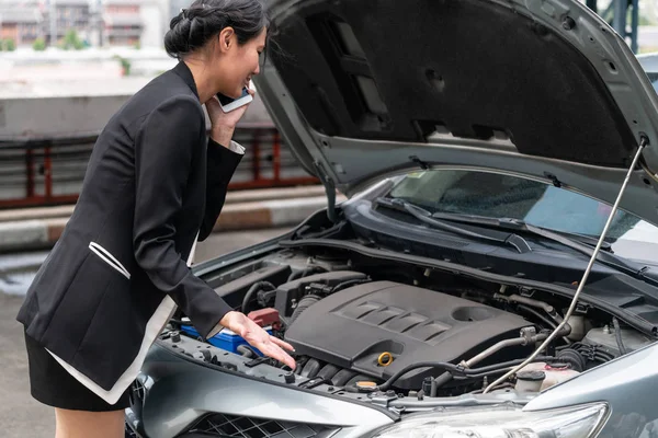 Frau mit Autopanne ruft Reparaturdienst. — Stockfoto