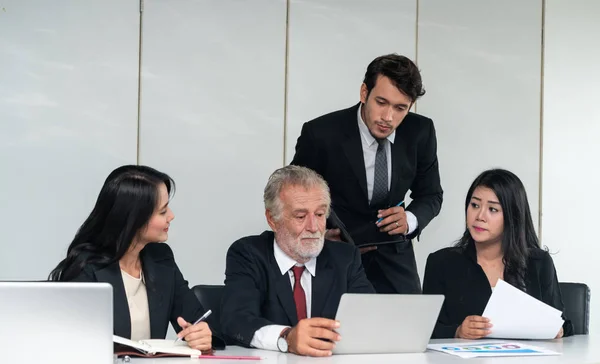 Gens d'affaires, gestionnaire et employé en réunion. — Photo