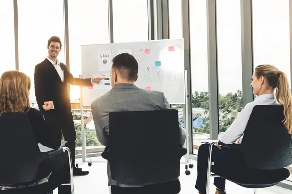 Empresarias y empresarios en reunión de grupo. — Foto de Stock