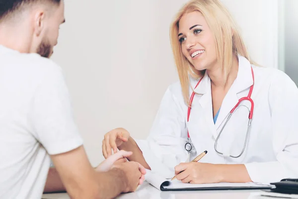 Médico y paciente masculino en la oficina del hospital — Foto de Stock