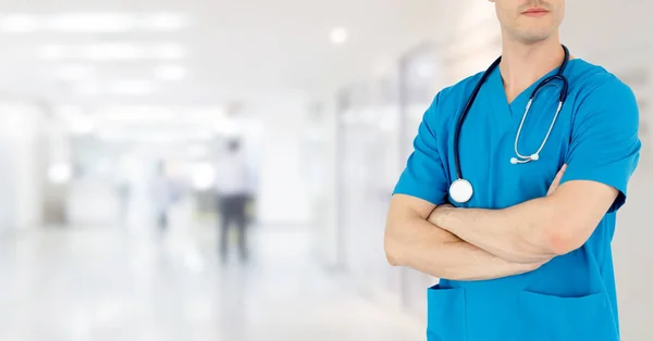 Giovane medico di sesso maschile che lavora in ospedale. — Foto Stock