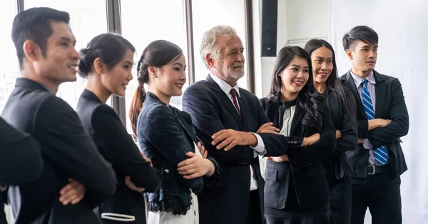 Viele glückliche Geschäftsleute halten Händchen. — Stockfoto