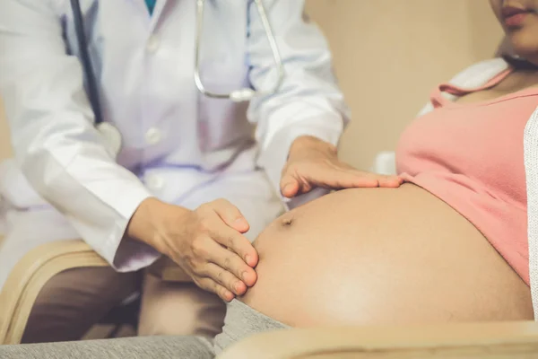 Donna incinta e ginecologo medico presso l'ospedale — Foto Stock