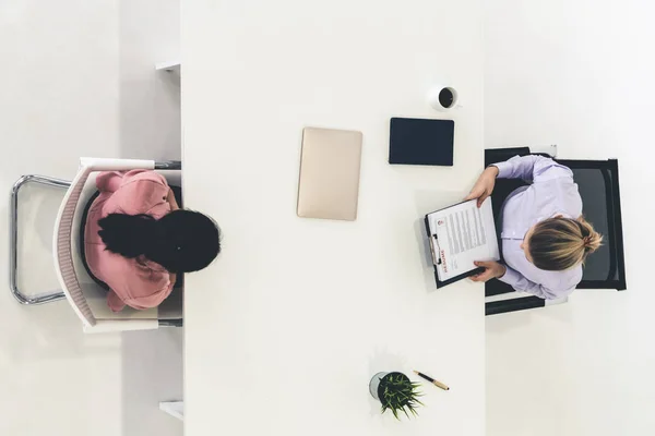 Twee jonge zakenvrouwen ontmoeten elkaar voor interview. — Stockfoto