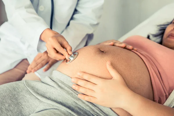 Mulher Grávida e Ginecologista Médica do Hospital — Fotografia de Stock