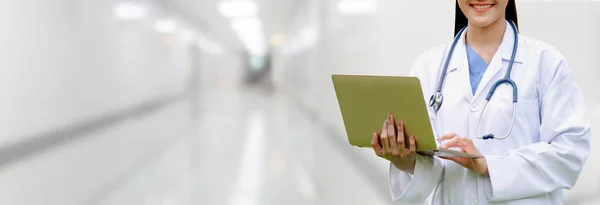 Doutor no hospital. Serviço médico. — Fotografia de Stock