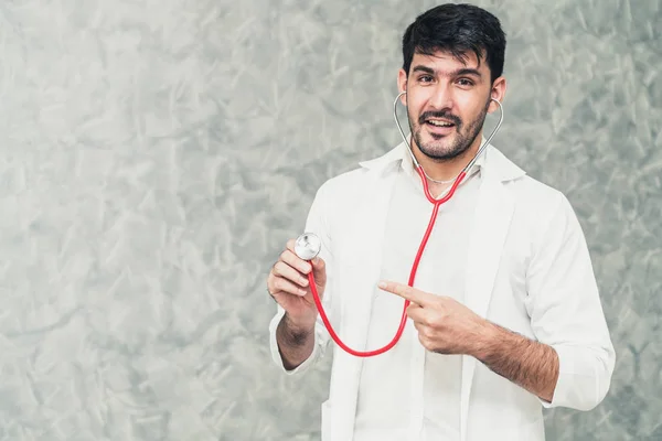 Jonge mannelijke arts werkzaam in het ziekenhuis. — Stockfoto