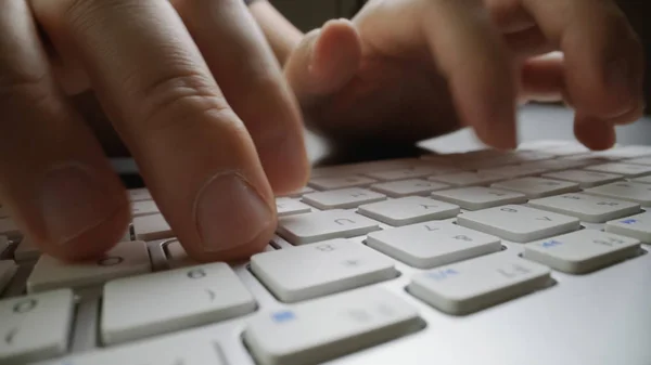 Close-up soft-focus digitação de dedo no teclado . — Fotografia de Stock