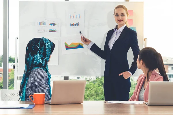 Grupo de trabalho multicultural na reunião de trabalho em equipa. — Fotografia de Stock