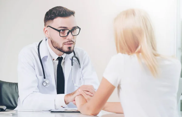 Médico y paciente femenino en el consultorio del hospital — Foto de Stock