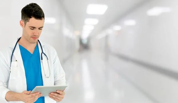 Médico usando tableta en el hospital. — Foto de Stock