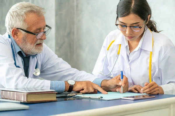 Médico do sexo masculino que trabalha com outro médico . — Fotografia de Stock