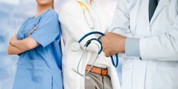 Médico que trabalha no hospital com outros médicos . — Fotografia de Stock