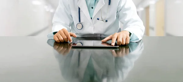 Лікар з планшетним комп'ютером в лікарняному офісі . — стокове фото