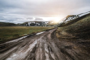 İzlanda 'nın dağlık bölgelerinde Landmanalaugar Yolu.