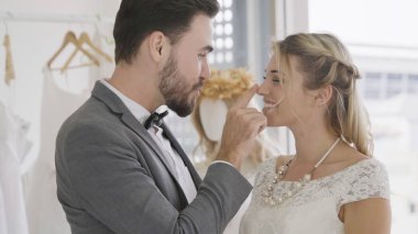 Gelin ve damat gelinlik töreni hazırlamak.